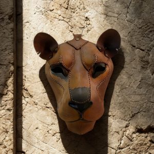 el yapımı deri aslan başı duvar maskesi